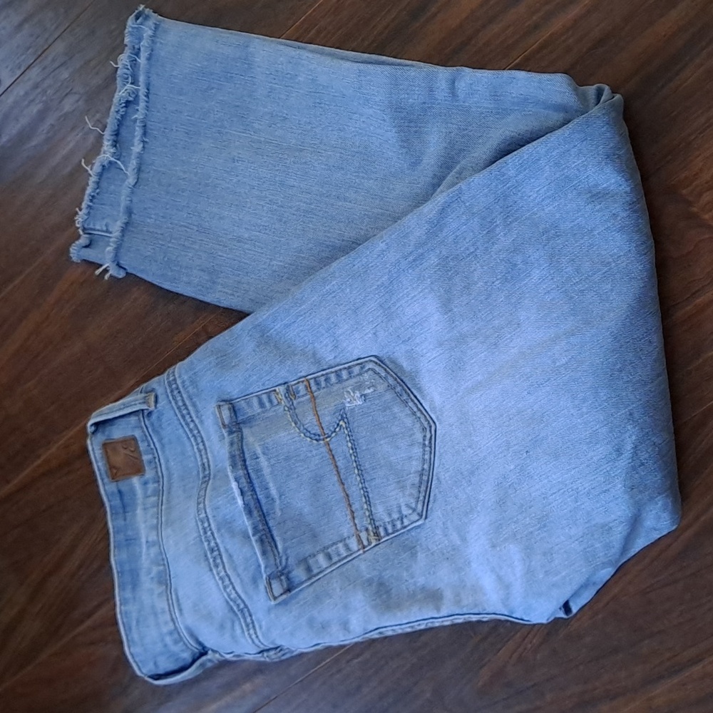 American Eagle Outfitters Light Wash Cropped Frayed Hem Jeans